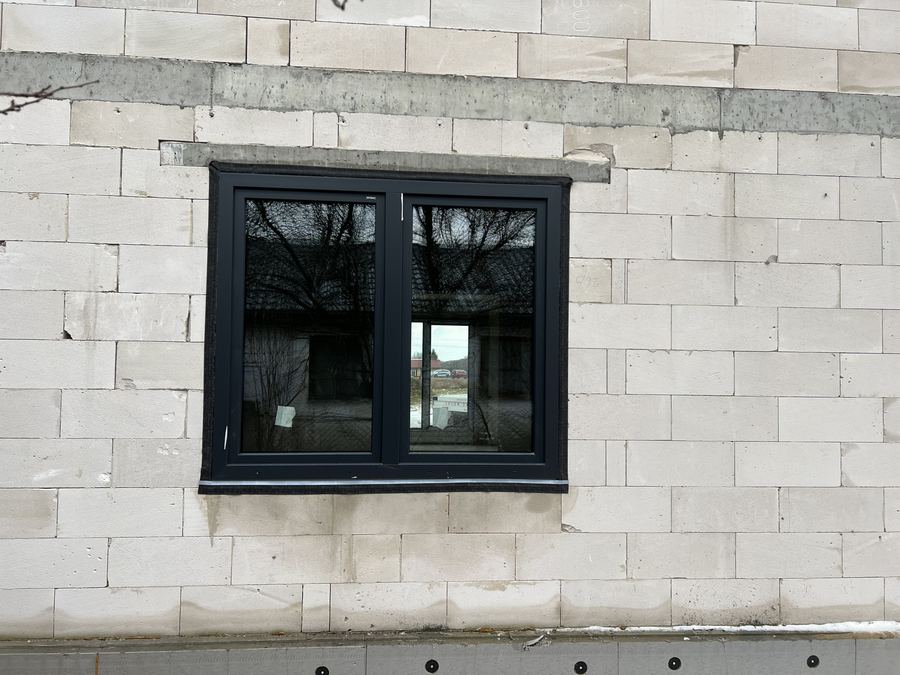 Dwuskrzydłowe okno w antracytowej ramie — stan surowy