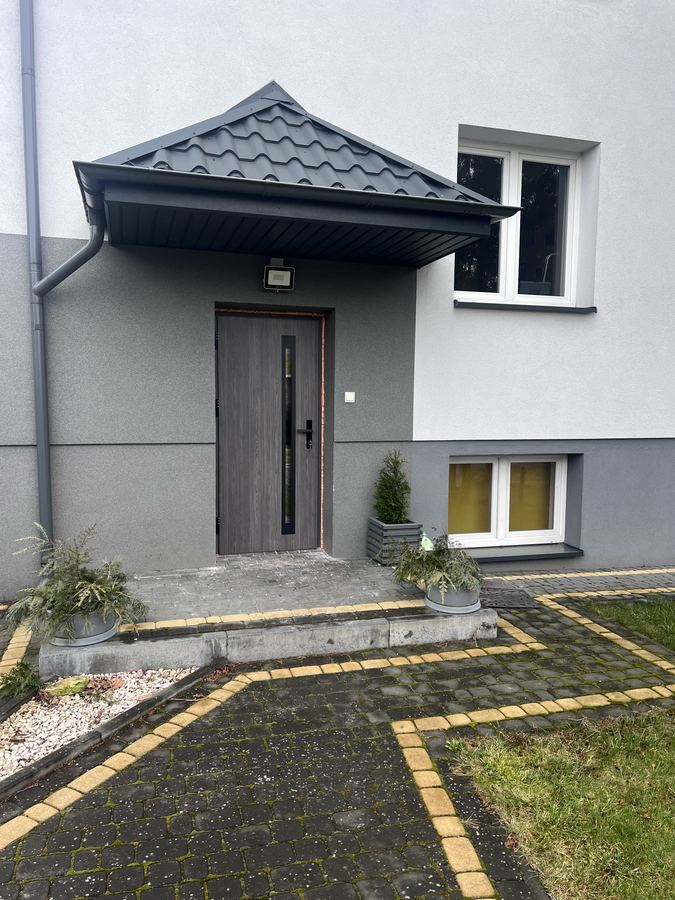 Drzwi wejściowe i okna w wykończonym domu